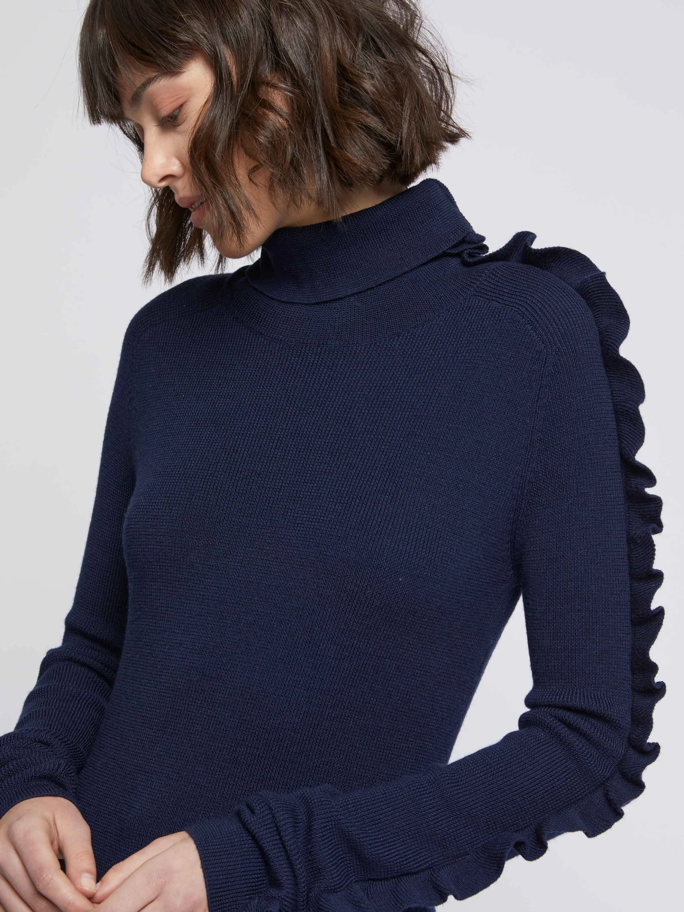 pull_col_roule_a_volants_en_laine_merinos_6.webp Cheap Pull Col Roule A Volants En Laine Merinos Femme Pulls Et Cardigans