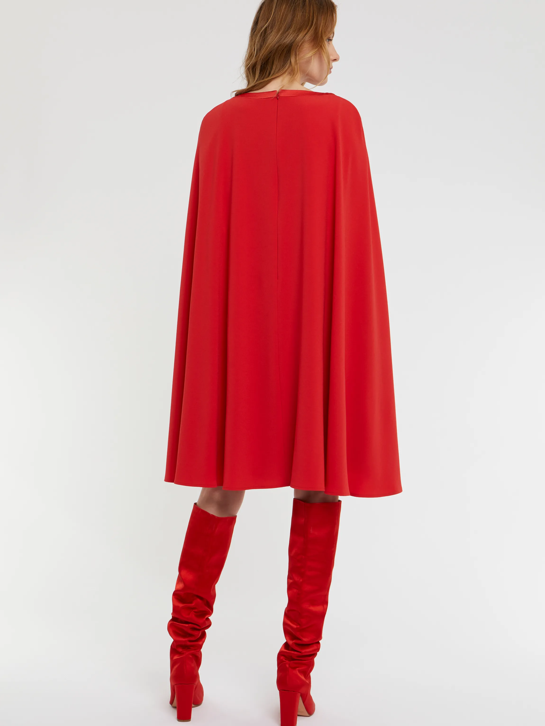 robe_cape_en_crepe_envers_satin_3-2.webp Outlet Robe Cape En Crepe Envers Satin Femme Robes