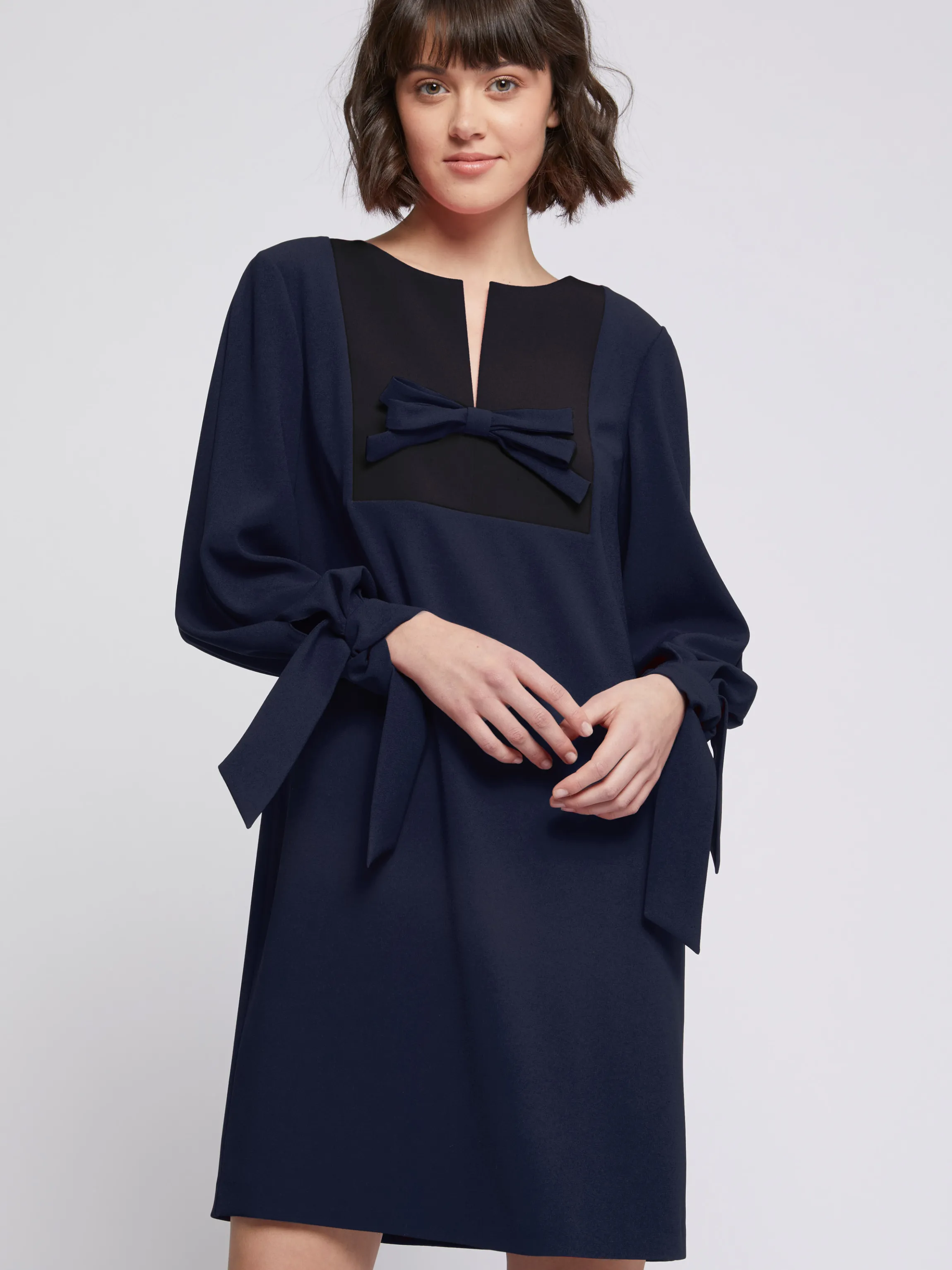 robe_courte_a_noeuds_en_crepe_envers_satin_2.webp Cheap Robe Courte A Noeuds En Crepe Envers Satin Femme Robes