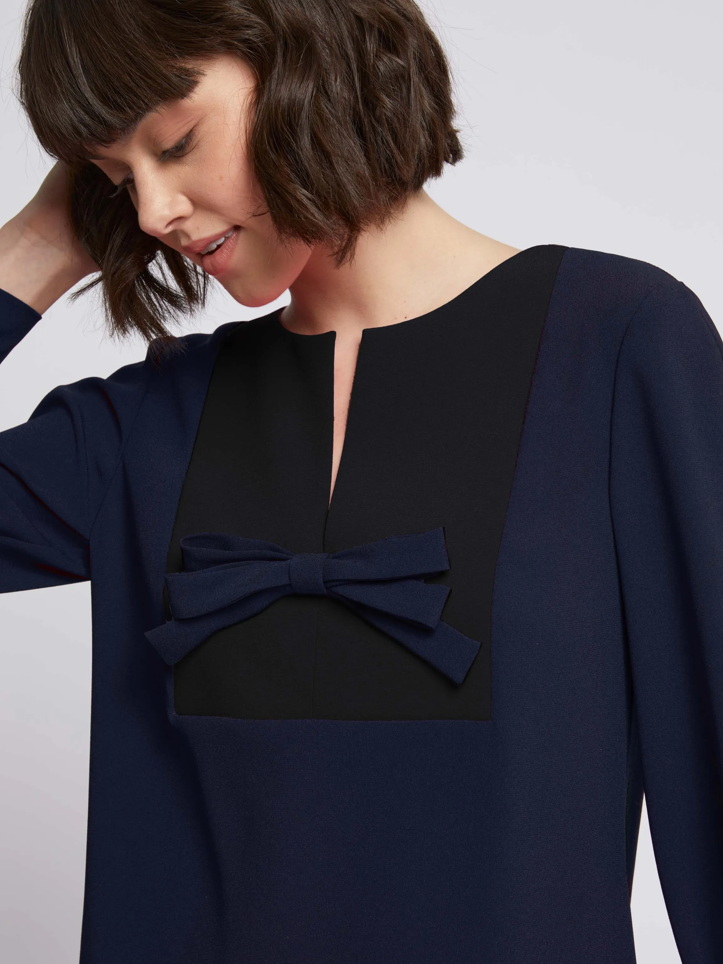 robe_courte_a_noeuds_en_crepe_envers_satin_6.webp Cheap Robe Courte A Noeuds En Crepe Envers Satin Femme Robes