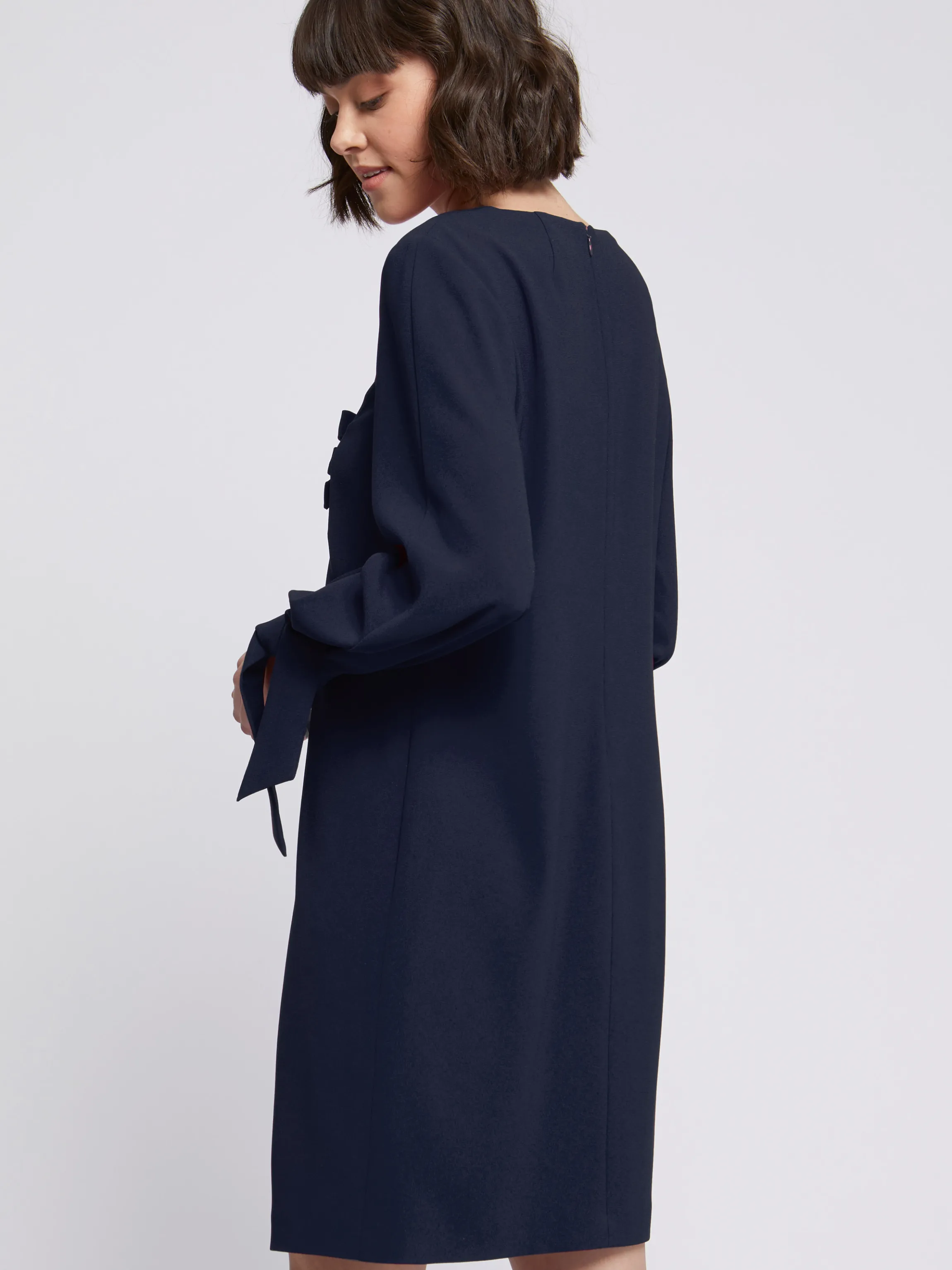 robe_courte_a_noeuds_en_crepe_envers_satin_8.webp Cheap Robe Courte A Noeuds En Crepe Envers Satin Femme Robes